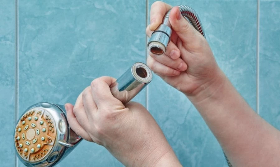 Κίνδυνος πνευμονικών λοιμώξεων από το τηλέφωνο του ντους- Τι έδειξε έρευνα